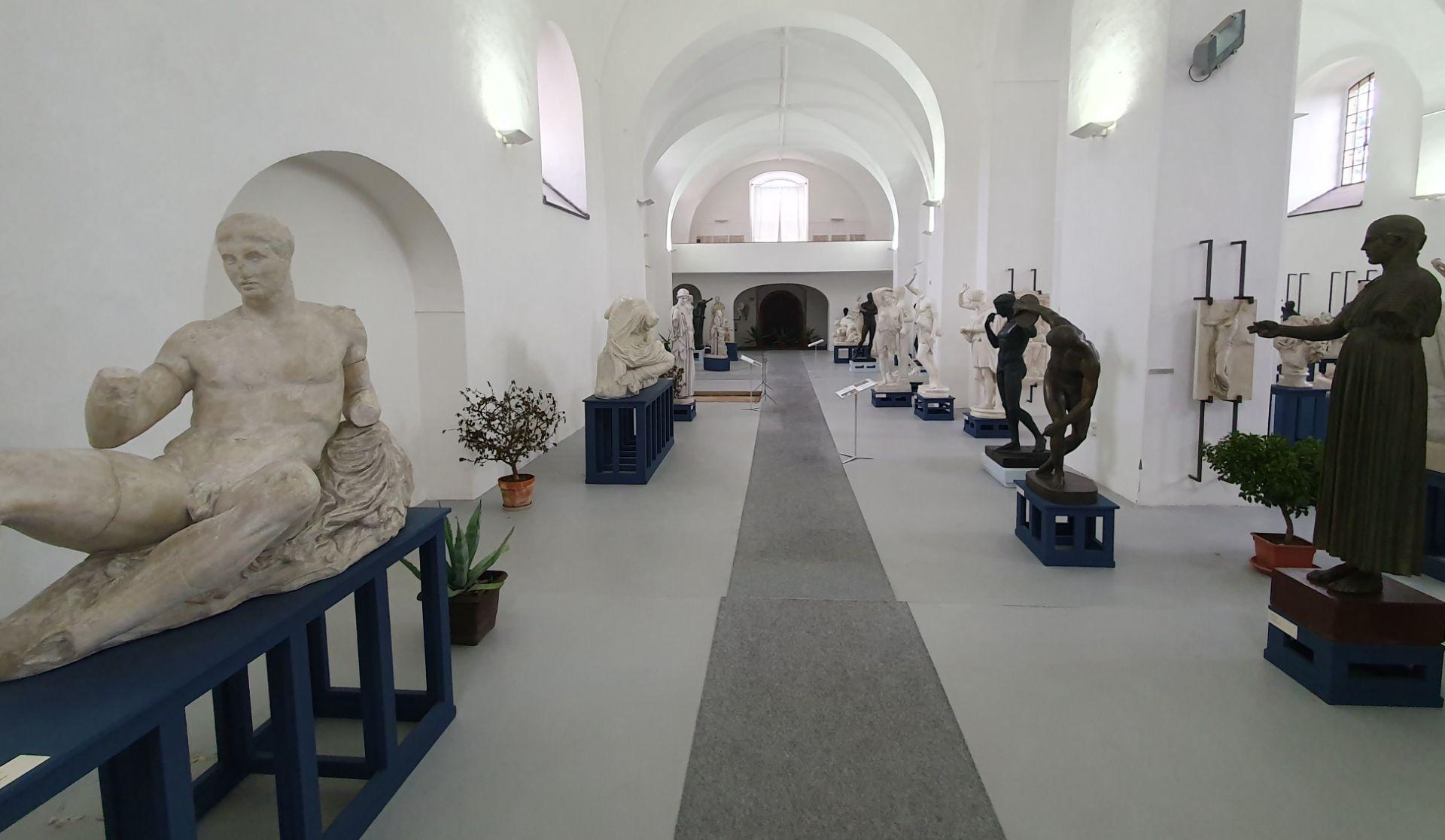 Hostinné má antické sochy v bývalém františkánském kostele