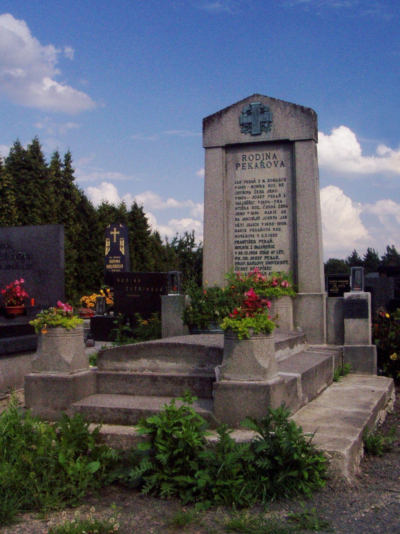 Wikipedie, Hrob rolnické rodiny Pekařových z Hrubého Rohozce, kde leží také český historik Josef Pekař © marv1N, 2010