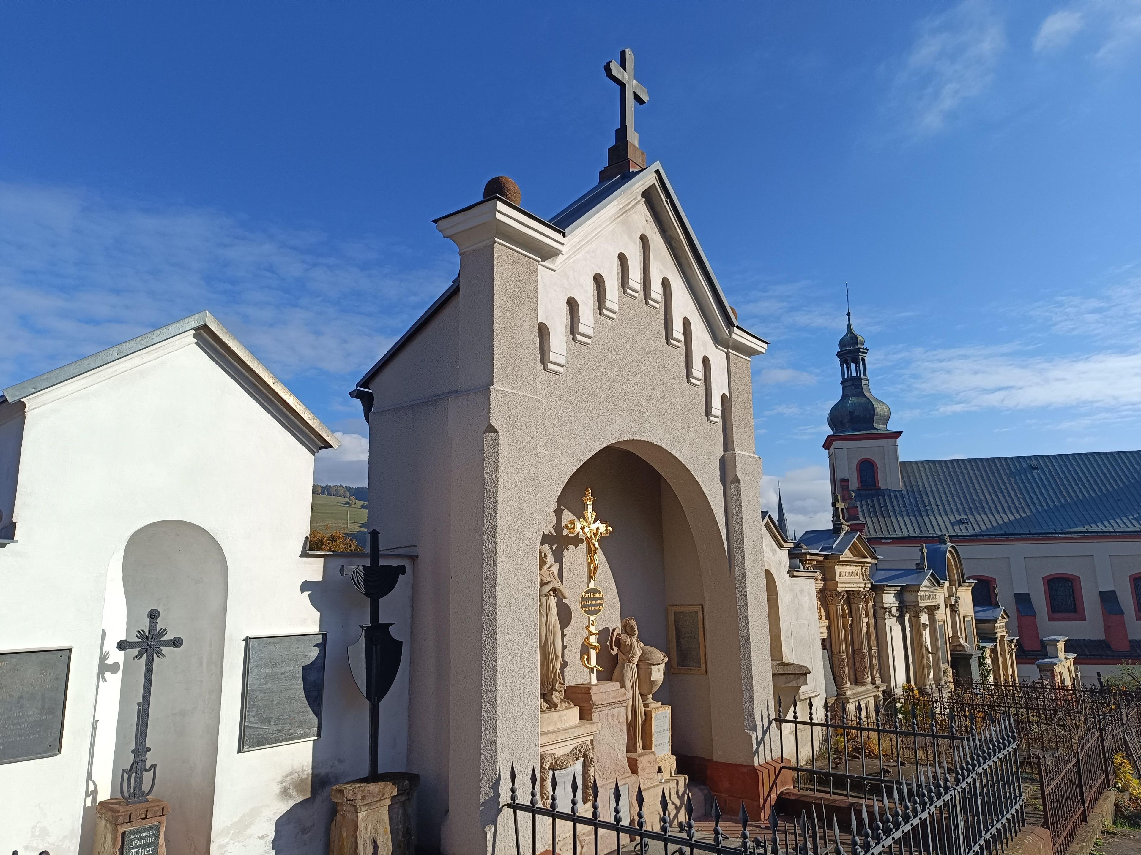 Fenomén: hřbitovní stezka ve Vrchlabí vzpomíná na místní osobnosti