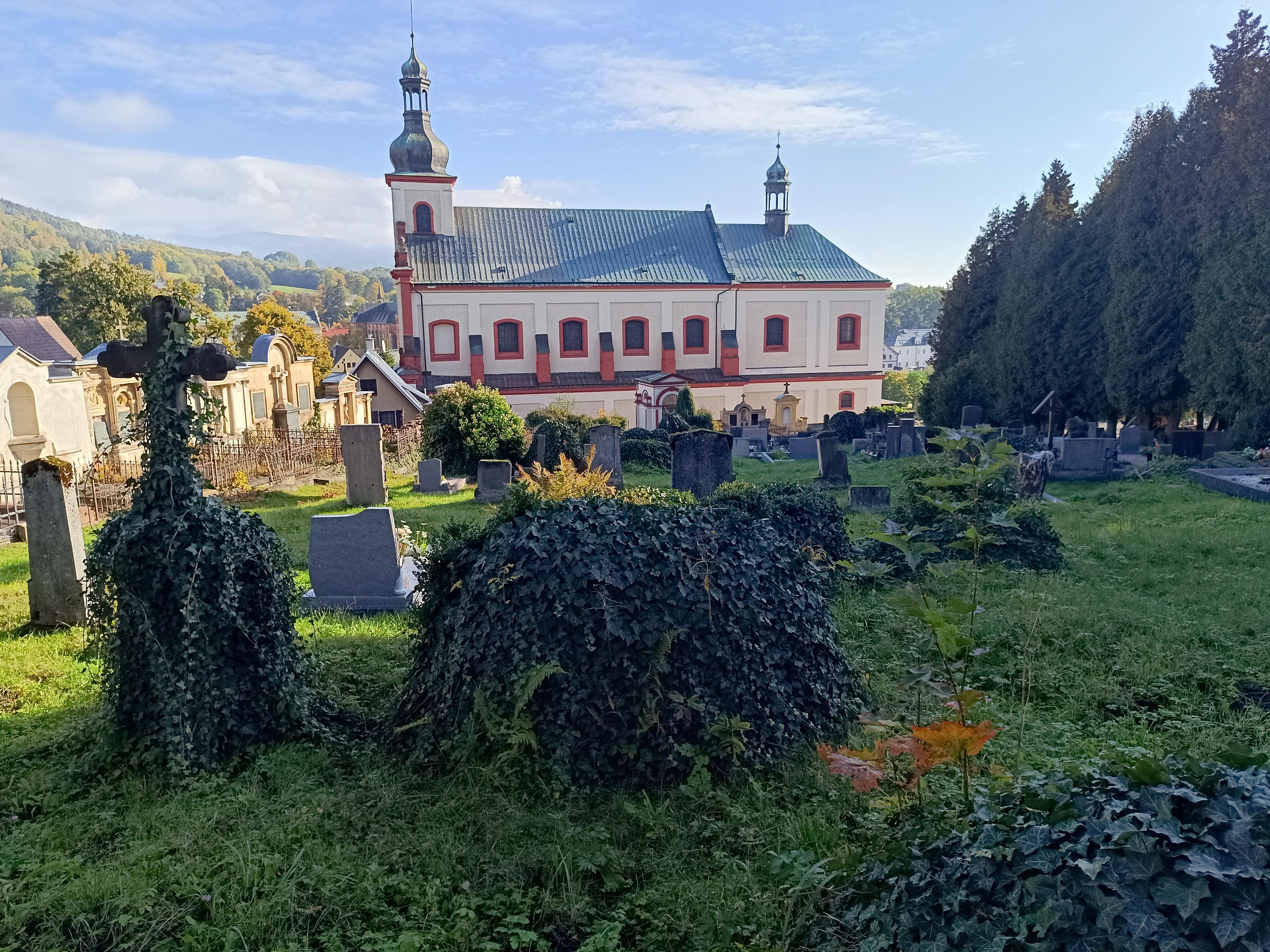 Fenomén: hřbitovní stezka ve Vrchlabí vzpomíná na místní osobnosti