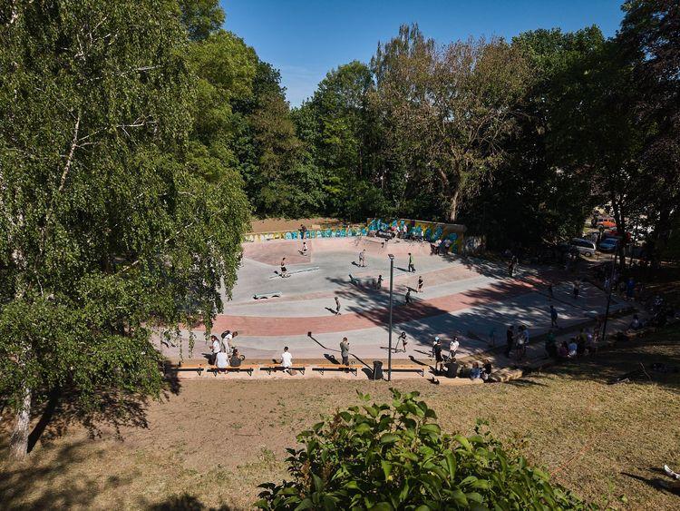 Od starých plechů k modernímu betonu. Mnichovo Hradiště má skatepark špičkových parametrů